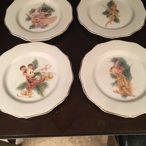 Never used!  Set of 4 Disney Holiday 9.5” plates